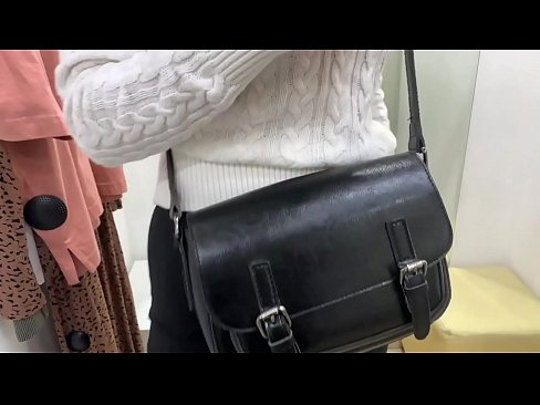 ❤️ Masturbasi umum tina jalang ngora FeralBerry sareng dildo di kamar pas ❤ porno di urang ️❤