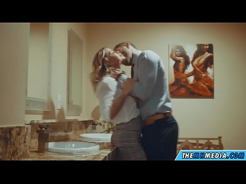 ❤️ Nalika pirang busty seduces anjeun dina restroom umum ❤ porno di urang ️❤